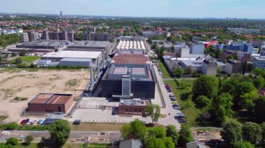 Gelişmiş teknoloji ve altyapıya sahip bir şehir ortamında büyük veriler sağlayan bir bulut sunucu merkezinin hava görüntüsü. panorama genel görünüm dronu 