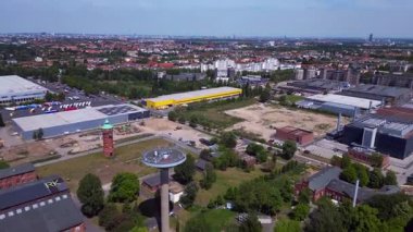 Gelişmiş teknoloji ve altyapıya sahip bir şehir ortamında büyük veriler sağlayan bir bulut sunucu merkezinin hava görüntüsü. Sağ drona döndür 