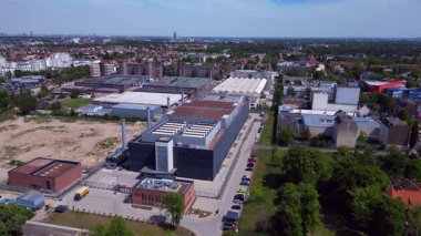 Gelişmiş teknoloji ve altyapıya sahip bir şehir ortamında büyük veriler sağlayan bir bulut sunucu merkezinin hava görüntüsü. panorama genel görünüm dronu 