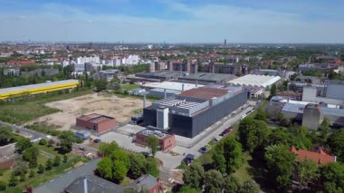 Gelişmiş teknoloji ve altyapıya sahip bir şehir ortamında büyük veriler sağlayan bir bulut sunucu merkezinin hava görüntüsü. İticileri ileri çalıştır 