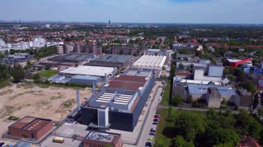 Gelişmiş teknoloji ve altyapıya sahip bir şehir ortamında büyük veriler sağlayan bir bulut sunucu merkezinin hava görüntüsü. İHA alçalıyor 