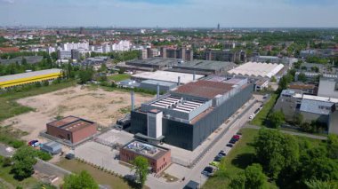 Gelişmiş teknoloji ve altyapıya sahip bir şehir ortamında büyük veriler sağlayan bir bulut sunucu merkezinin hava görüntüsü. statik üç ayaklı insansız hava aracı 