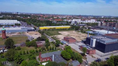 Gelişmiş teknoloji ve altyapıya sahip bir şehir ortamında büyük veriler sağlayan bir bulut sunucu merkezinin hava görüntüsü. Ters İHA uçuşu 