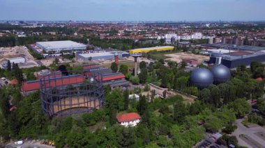 Gaz sayaçları, su kuleleri ve devam eden kentsel kalkınma projelerinin yer aldığı Berlins sanayi bölgesinin hava görüntüsü. İticileri ileri çalıştır 