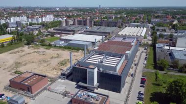 Gelişmiş teknoloji ve altyapıya sahip bir şehir ortamında büyük veriler sağlayan bir bulut sunucu merkezinin hava görüntüsü. panorama yörünge dronu 
