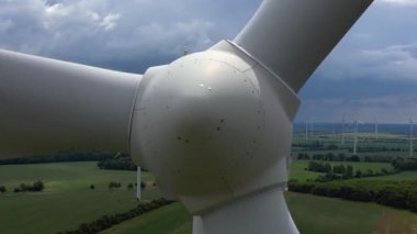 Rüzgar türbinleri Almanya 'da bulutlu bir gökyüzünün altında büyük bir rüzgar parkında temiz enerji üretiyor. hız rampası hiper hareket zaman aşımı 