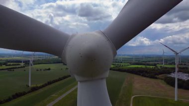 Rüzgar türbinleri Almanya 'da bulutlu bir gökyüzünün altında büyük bir rüzgar parkında temiz enerji üretiyor. hız rampası hiper hareket zaman aşımı 