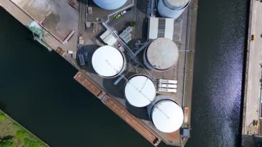Sıvılaştırılmış doğalgaz terminali Petrokimya petrol sanayii Berlin limanındaki büyük bir sanayi limanında gaz ve petrol ürünleri için depolanan ambarlar oluşturuyor. hız rampası hiper hareket zaman aşımı 
