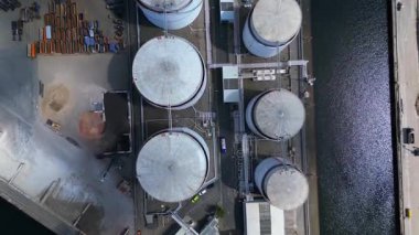 Sıvılaştırılmış doğalgaz terminali Petrokimya petrol sanayii Berlin limanındaki büyük bir sanayi limanında gaz ve petrol ürünleri için depolanan ambarlar oluşturuyor. Yukarıdan insansız hava aracı görüntüleri 