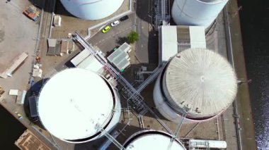 Sıvılaştırılmış doğalgaz terminali Petrokimya petrol sanayii Berlin limanındaki büyük bir sanayi limanında gaz ve petrol ürünleri için depolanan ambarlar oluşturuyor. Drone 'u yukarı eğ 