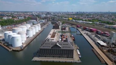 Konteynır terminali lojistik gemisi ithalat ve ihracat limanı, nakliye işi yükleme ve boşaltma. hız rampası hiper hareket zaman aşımı 