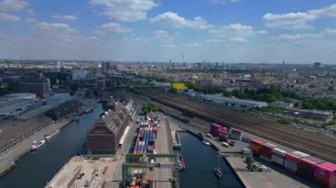 Konteynır terminali lojistik gemisi ithalat ve ihracat limanı, nakliye işi yükleme ve boşaltma. statik üç ayaklı insansız hava aracı 