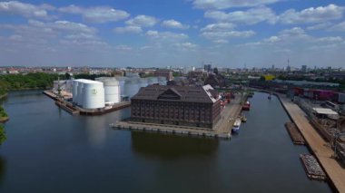 Konteynır terminali lojistik gemisi ithalat ve ihracat limanı, nakliye işi yükleme ve boşaltma. İticileri ileri çalıştır 