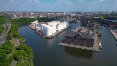 Konteynır terminali lojistik gemisi ithalat ve ihracat limanı, nakliye işi yükleme ve boşaltma. panorama genel görünüm dronu 