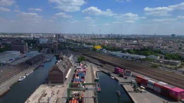 Konteynır terminali lojistik gemisi ithalat ve ihracat limanı, nakliye işi yükleme ve boşaltma. hız rampası hiper hareket zaman aşımı 