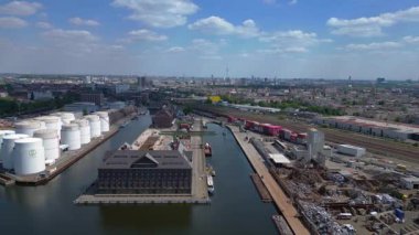 Konteynır terminali lojistik gemisi ithalat ve ihracat limanı, nakliye işi yükleme ve boşaltma. Yukarıdan insansız hava aracı görüntüleri 