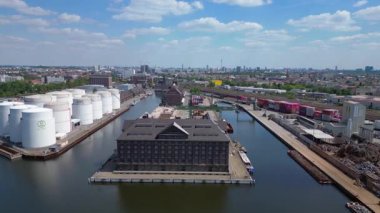 Konteynır terminali lojistik gemisi ithalat ve ihracat limanı, nakliye işi yükleme ve boşaltma. İHA yükseliyor 