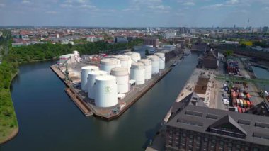 Konteynır terminali lojistik gemisi ithalat ve ihracat limanı, nakliye işi yükleme ve boşaltma. Ters İHA uçuşu 