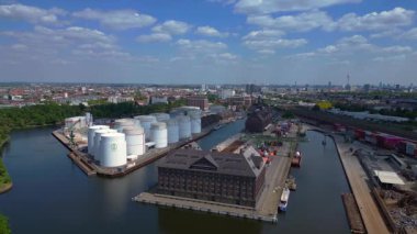 Konteynır terminali lojistik gemisi ithalat ve ihracat limanı, nakliye işi yükleme ve boşaltma. İHA alçalıyor 