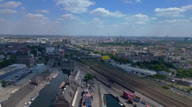 Konteynır terminali lojistik gemisi ithalat ve ihracat limanı, nakliye işi yükleme ve boşaltma. İHA alçalıyor 