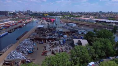 Metal bir hurdalığın havadan görünüşü, işçilerin bir şehrin yakınındaki geri dönüşüm amacıyla atık maddeleri sınıflandırdığını ve yönettiğini gösteriyor. hız rampası hiper hareket zaman aşımı 