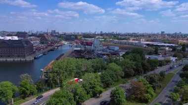 Metal bir hurdalığın havadan görünüşü, işçilerin bir şehrin yakınındaki geri dönüşüm amacıyla atık maddeleri sınıflandırdığını ve yönettiğini gösteriyor. İticileri ileri çalıştır 