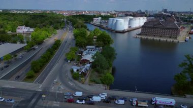 Güneşli bir yaz gününde Berlin 'de bir otoyol ve köprünün yakınında yer alan alternatif ve yeraltı kulübü Heideglow' un hava manzarası. panorama genel görünüm dronu 