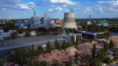 Berlin sanayi bölgesinde büyük ölçekli veri girişi. Bulutta yapay zeka yapay zeka uygulamaları ve veri trafik altyapısı var. uçuş üstü insansız hava aracı 