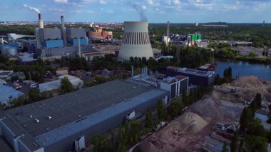 Berlin sanayi bölgesinde büyük ölçekli veri girişi. Bulutta yapay zeka yapay zeka uygulamaları ve veri trafik altyapısı var. panorama yörünge dronu 