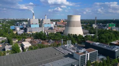 Berlin sanayi bölgesinde büyük ölçekli veri girişi. Bulutta yapay zeka yapay zeka uygulamaları ve veri trafik altyapısı var. panorama genel görünüm dronu 