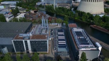 Berlin sanayi bölgesinde büyük ölçekli veri girişi. Bulutta yapay zeka yapay zeka uygulamaları ve veri trafik altyapısı var. uçuş üstü insansız hava aracı 