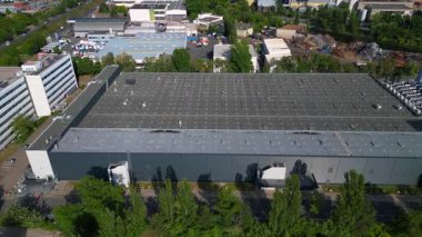 Berlin sanayi bölgesinde büyük ölçekli veri girişi. Bulutta yapay zeka yapay zeka uygulamaları ve veri trafik altyapısı var. Yukarıdan insansız hava aracı görüntüleri 