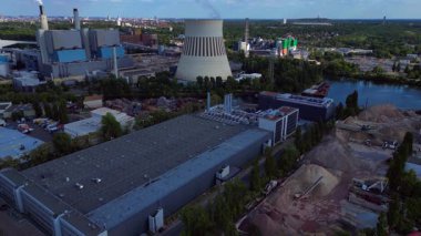 Berlin sanayi bölgesinde büyük ölçekli veri girişi. Bulutta yapay zeka yapay zeka uygulamaları ve veri trafik altyapısı var. statik üç ayaklı insansız hava aracı 