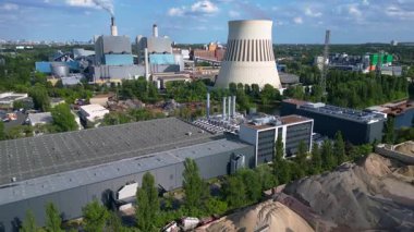 Berlin sanayi bölgesinde büyük ölçekli veri girişi. Bulutta yapay zeka yapay zeka uygulamaları ve veri trafik altyapısı var. Ters İHA uçuşu 