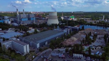 Berlin sanayi bölgesinde büyük ölçekli veri girişi. Bulutta yapay zeka yapay zeka uygulamaları ve veri trafik altyapısı var. İticileri ileri çalıştır 