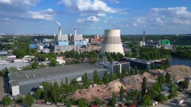 Berlin sanayi bölgesinde büyük ölçekli veri girişi. Bulutta yapay zeka yapay zeka uygulamaları ve veri trafik altyapısı var. İHA 'yı çek 