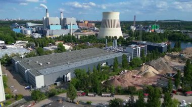 Berlin sanayi bölgesinde büyük ölçekli veri girişi. Bulutta yapay zeka yapay zeka uygulamaları ve veri trafik altyapısı var. panorama yörünge dronu 