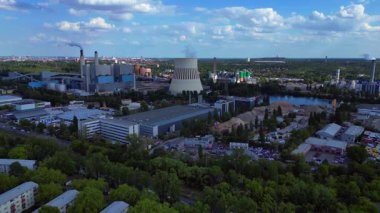 Sanayi bölgesinde sürdürülebilir enerji çözümleri sağlayan bir veri tabanı ve ısı ve elektrik santralinin birleşimi. hız rampası hiper hareket zaman aşımı 