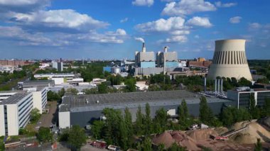 Sanayi bölgesinde sürdürülebilir enerji çözümleri sağlayan bir veri tabanı ve ısı ve elektrik santralinin birleşimi. Yukarıdan insansız hava aracı görüntüleri 