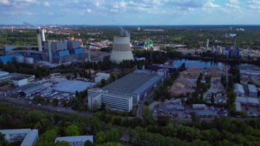 Sanayi bölgesinde sürdürülebilir enerji çözümleri sağlayan bir veri tabanı ve ısı ve elektrik santralinin birleşimi. Yukarıdan aşağıya doğru uçur 