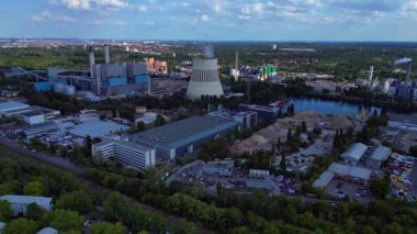 Sanayi bölgesinde sürdürülebilir enerji çözümleri sağlayan bir veri tabanı ve ısı ve elektrik santralinin birleşimi. panorama genel görünüm dronu 