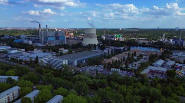 Sanayi bölgesinde sürdürülebilir enerji çözümleri sağlayan bir veri tabanı ve ısı ve elektrik santralinin birleşimi. statik üç ayaklı insansız hava aracı 