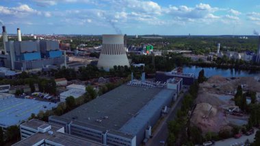 Sanayi bölgesinde sürdürülebilir enerji çözümleri sağlayan bir veri tabanı ve ısı ve elektrik santralinin birleşimi. statik üç ayaklı insansız hava aracı 