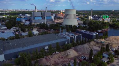 Sanayi bölgesinde sürdürülebilir enerji çözümleri sağlayan bir veri tabanı ve ısı ve elektrik santralinin birleşimi. statik üç ayaklı insansız hava aracı 