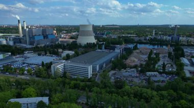 Sanayi bölgesinde sürdürülebilir enerji çözümleri sağlayan bir veri tabanı ve ısı ve elektrik santralinin birleşimi. Yukarıdan insansız hava aracı görüntüleri 