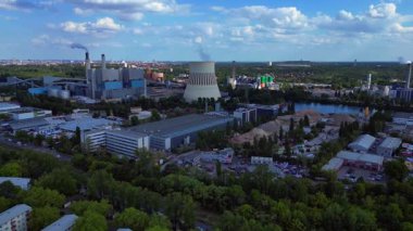 Sanayi bölgesinde sürdürülebilir enerji çözümleri sağlayan bir veri tabanı ve ısı ve elektrik santralinin birleşimi. İticileri ileri çalıştır 