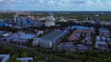 Sanayi bölgesinde sürdürülebilir enerji çözümleri sağlayan bir veri tabanı ve ısı ve elektrik santralinin birleşimi. panorama yörünge dronu 