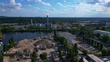 Sanayi bölgesinde sürdürülebilir enerji çözümleri sağlayan bir veri tabanı ve ısı ve elektrik santralinin birleşimi. panorama genel görünüm dronu 