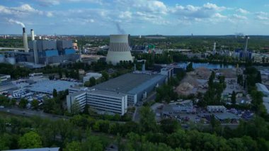 Sanayi bölgesinde sürdürülebilir enerji çözümleri sağlayan bir veri tabanı ve ısı ve elektrik santralinin birleşimi. uçuş üstü insansız hava aracı 