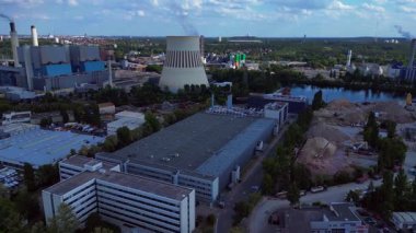 Sanayi bölgesinde sürdürülebilir enerji çözümleri sağlayan bir veri tabanı ve ısı ve elektrik santralinin birleşimi. Ters İHA uçuşu 